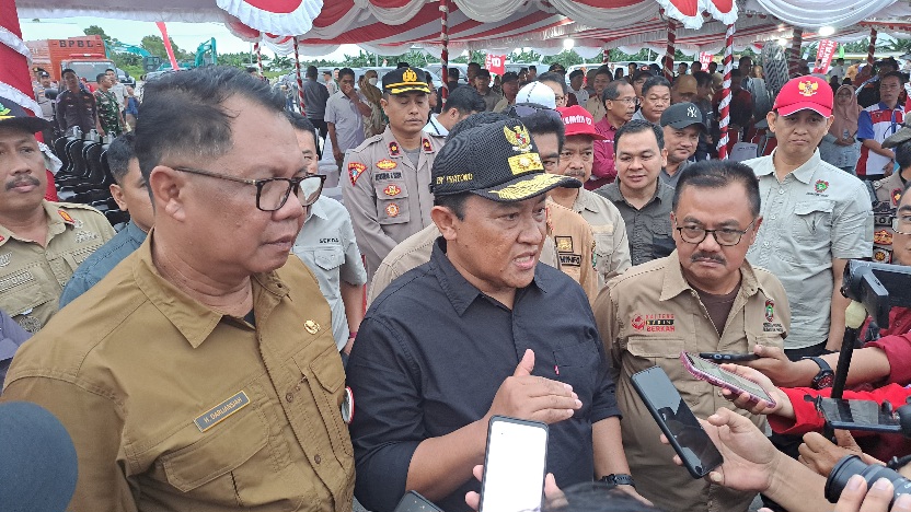 Kepala Dislutkan Prov. Kalteng Dampingi Wagub Kalteng Tebar Perdana Benur Udang Vaname Di Shrimp Estate BERKAH
