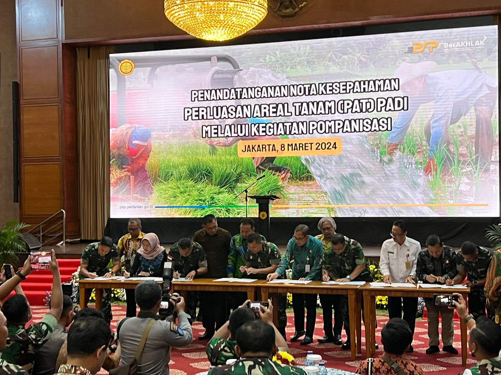 Dinas TPHP Prov. Kalteng Bekerja Sama dengan TNI Dukung Perluasan Areal Tanam Padi