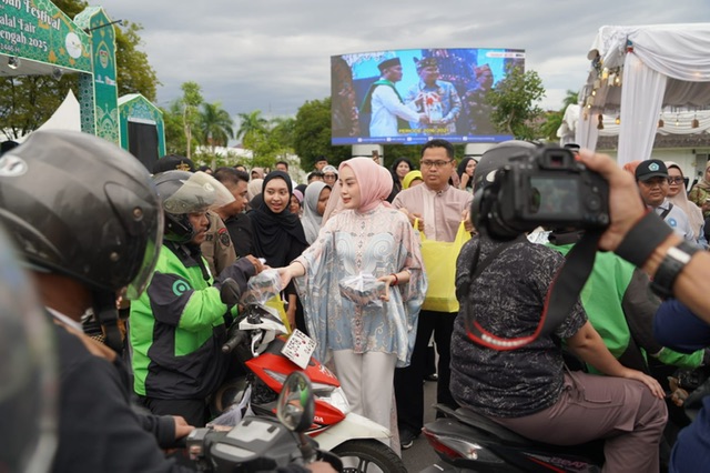 Ketua TP-PKK Aisyah Thisia Agustiar Sabran Berbagi 1.000 Takjil di Bundaran Besar Palangka Raya