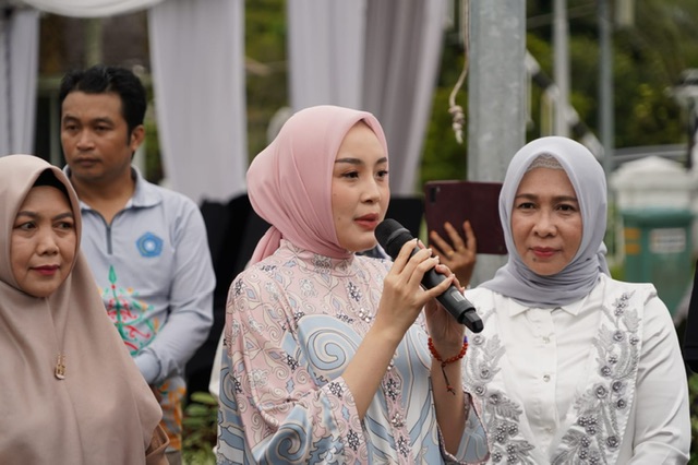 Ketua TP-PKK Aisyah Thisia Agustiar Sabran Berbagi 1.000 Takjil di Bundaran Besar Palangka Raya