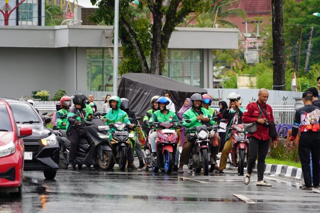 Ketua TP-PKK Aisyah Thisia Agustiar Sabran Berbagi 1.000 Takjil di Bundaran Besar Palangka Raya