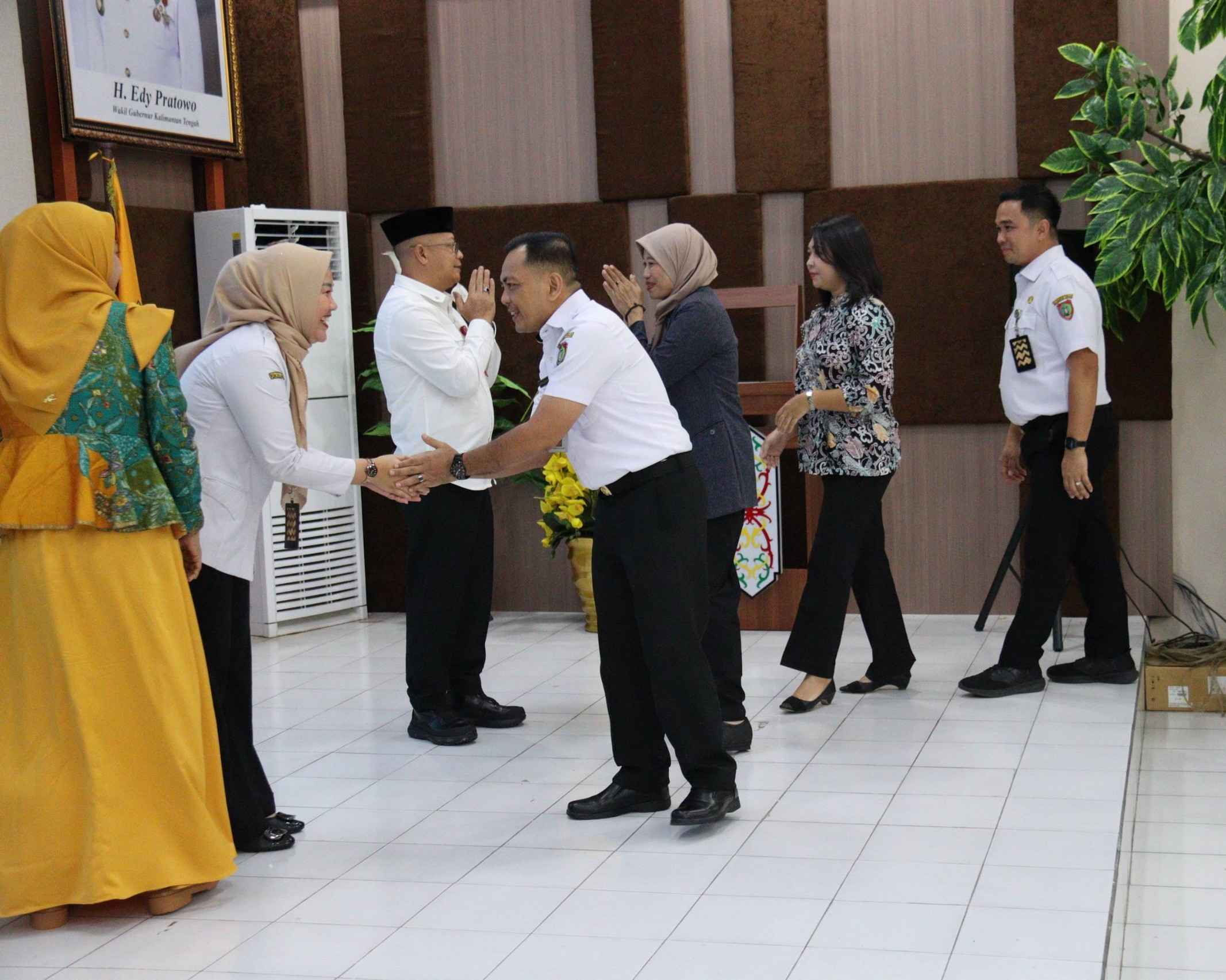 Kukuhkan Tali Persaudaraan, Keluarga Besar Dinas PMD Prov. Kalteng Gelar Halalbihalal