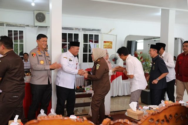 Hadiri Halalbihalal dan Silaturahmi Bersama Keluarga Besar Pengadilan Tinggi Palangka Raya, Plh. Asisten Pemkesra Maskur : Komitmen Gubernur Terhadap Kebersamaan Sangat Kuat