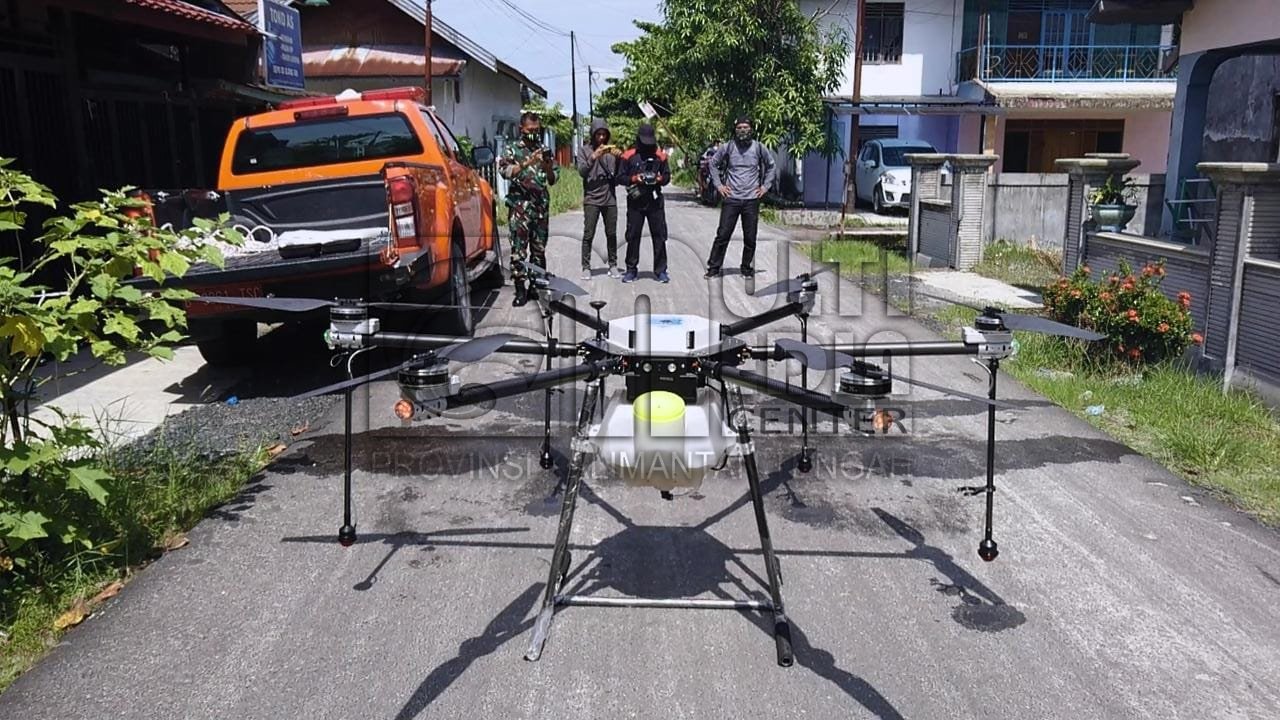 Gugus Tugas Percepatan Penanganan Covid-19 Kalteng Lakukan Penyemprotan Disinfektan Menggunakan Drone Semprot