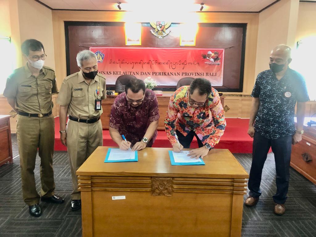 Tingkatkan Keunggulan Komparatif dan Kompetitif Pelaku Usaha Perikanan, Kadislutkan Prov. Kalteng - Kadislutkan Prov. Bali Tandatangani PKS