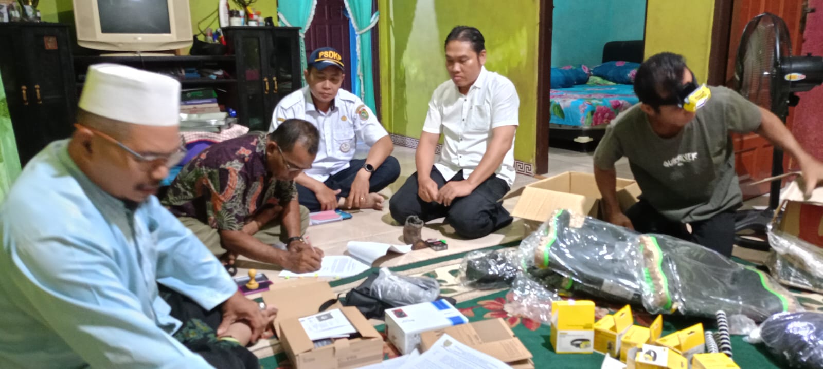 Dislutkan Serahkan Bantuan Gubernur Kalteng Berupa Perlengkapan Pokmaswas  di Kabupaten Kotawaringin Timur 