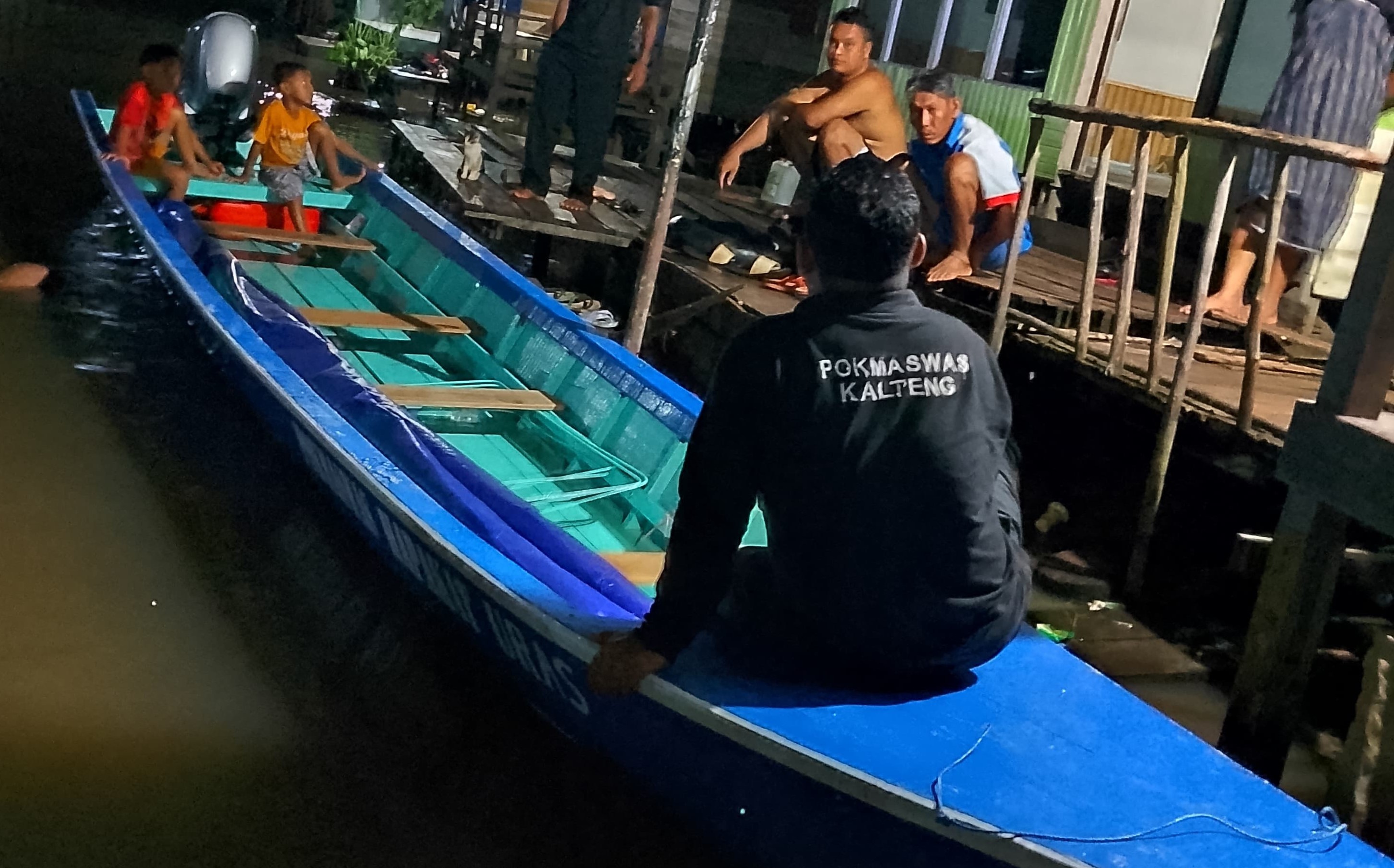 Dislutkan Serahkan Bantuan Gubernur Kalteng Berupa Perlengkapan Pokmaswas  di Kabupaten Kotawaringin Timur 