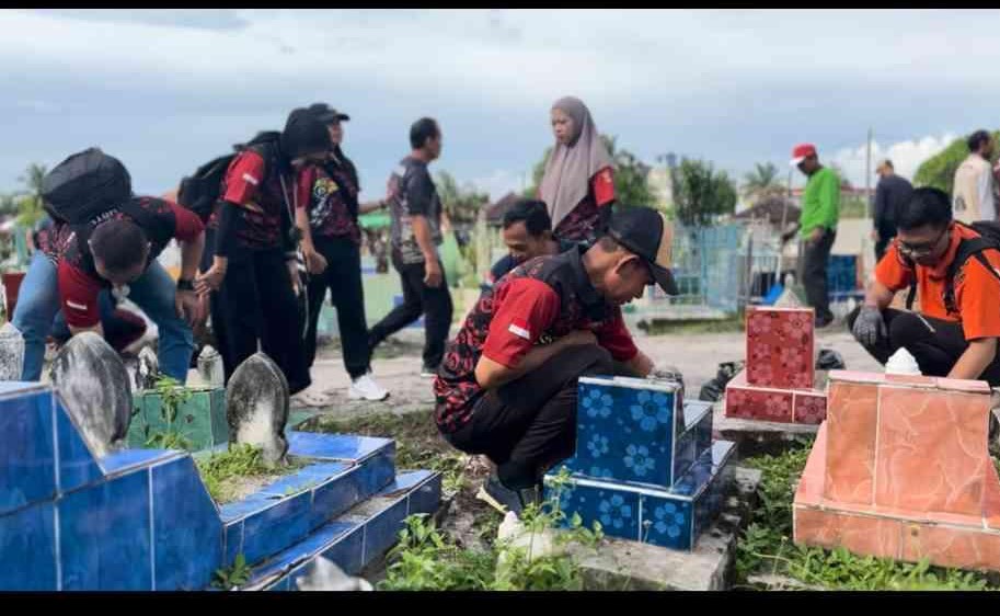 Bakti Sosial Bersihkan TPU, Wujud Kepedulian Sosial di Hari Jadi Kalteng ke-68