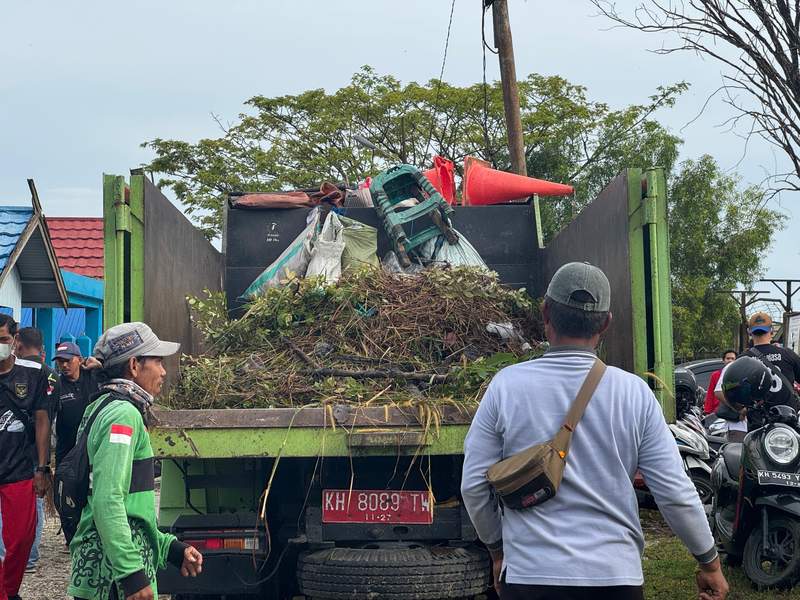 Bakti Sosial Bersihkan TPU, Wujud Kepedulian Sosial di Hari Jadi Kalteng ke-68