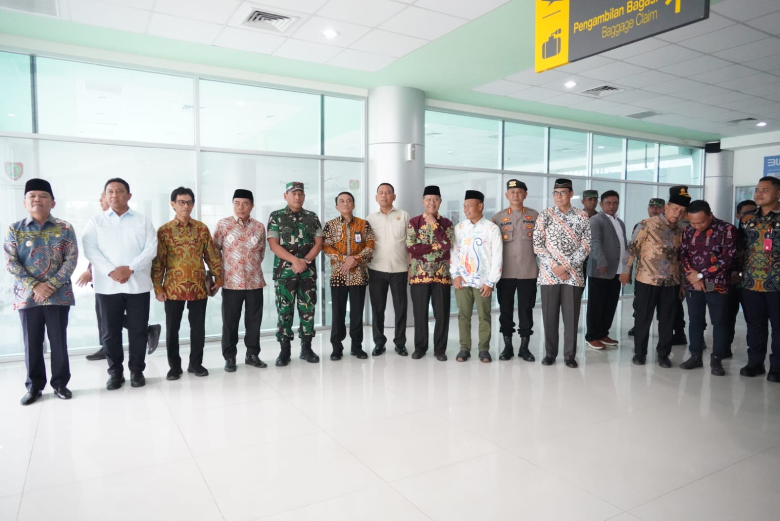 Gubernur Kalteng H. Agustiar Sabran Sambut Kedatangan Menteri Pendidikan Dasar Menengah Abdul Muti 