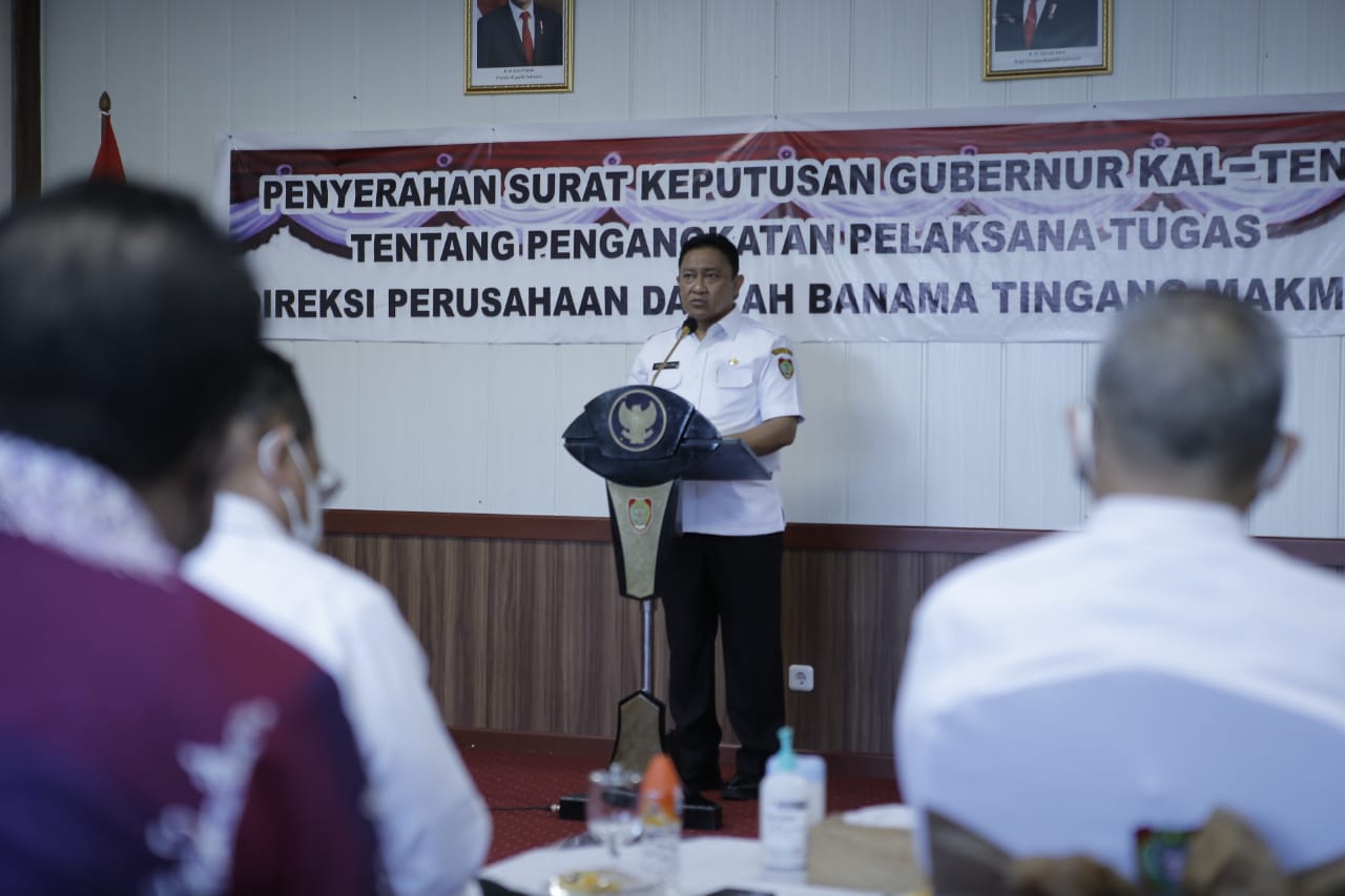 Wakil Gubernur Kalteng Melakukan Penyerahan SK Gubernur tentang Pengangkatan Plt. Direksi PD Banama Tingang Makmur