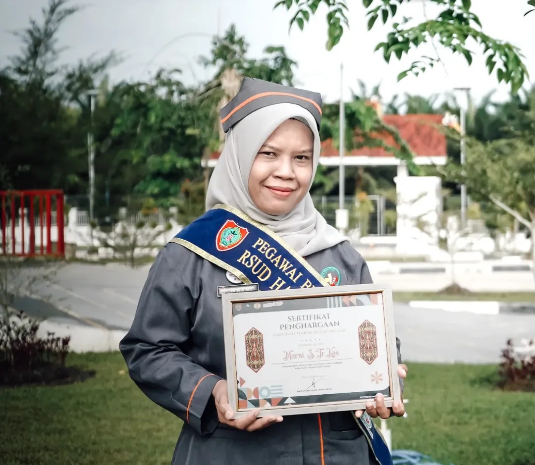 Dari Dedikasi Menjadi Prestasi, Marni Terpilih sebagai Karyawan Terbaik RSUD Hanau Periode Mei 2026