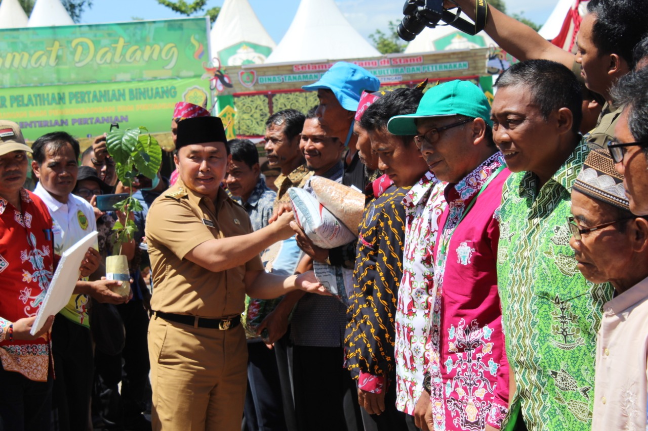 Berikan Semangat dan Motivasi Kepada Petani, Gubernur Serahkan Sejumlah Bantuan