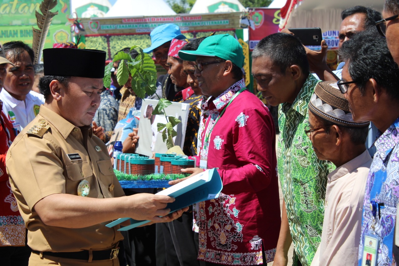 Berikan Semangat dan Motivasi Kepada Petani, Gubernur Serahkan Sejumlah Bantuan