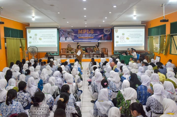 Kepala DP3APPKB Prov. Kalteng Menjadi Narasumber pada MPLS SMKN 3 Palangka Raya