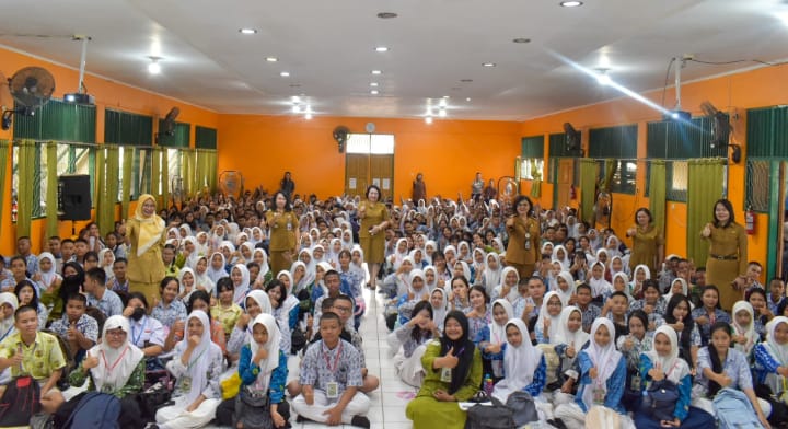 Kepala DP3APPKB Prov. Kalteng Menjadi Narasumber pada MPLS SMKN 3 Palangka Raya