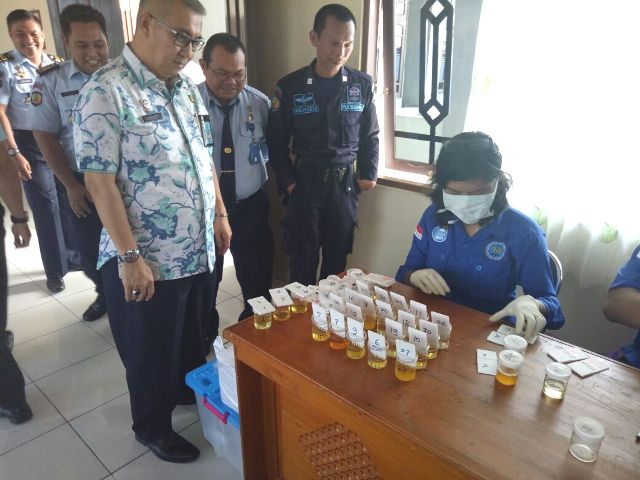 Petugas Pemasyarakatan Kota Palangka Raya Dites Urine, Kakanwil Minta Jangan Ada Dusta Diantara Kita