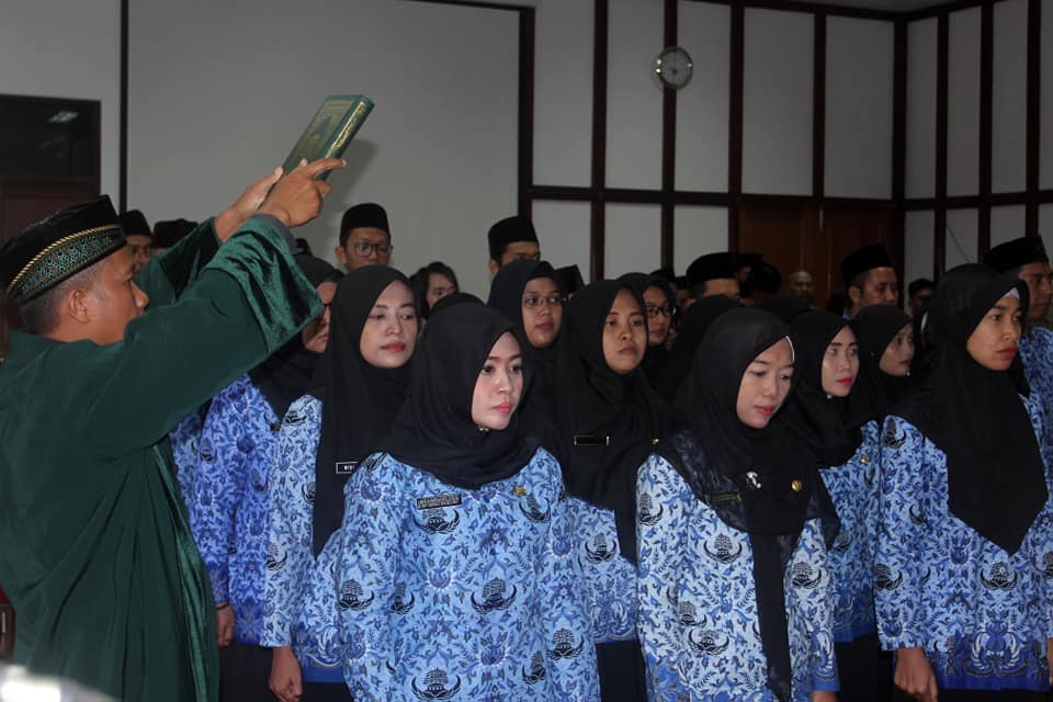 PENGAMBILAN SUMPAH/JANJI PNS dan PELANTIKAN JABATAN FUNGSIONAL TERTENTU DI LINGKUNGAN PEMERINTAH KABUPATEN SERUYAN TAHUN 2018