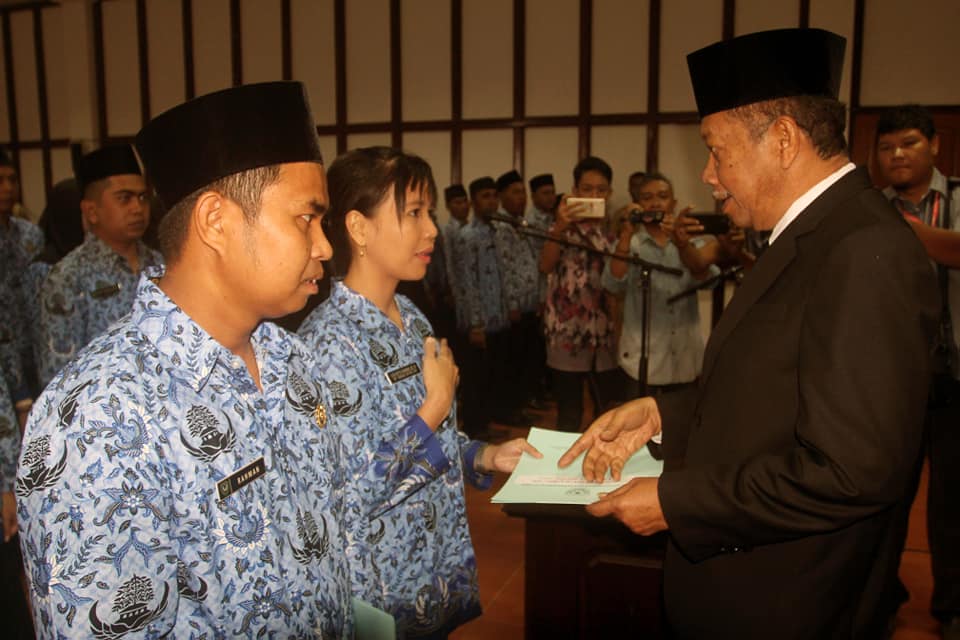 PENGAMBILAN SUMPAH/JANJI PNS dan PELANTIKAN JABATAN FUNGSIONAL TERTENTU DI LINGKUNGAN PEMERINTAH KABUPATEN SERUYAN TAHUN 2018