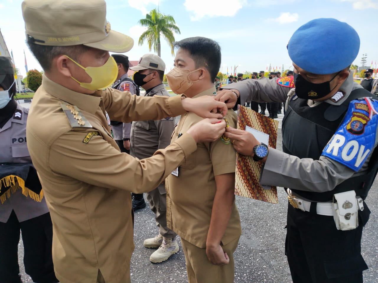 Bupati Gumas Periksa Pasukan Pengamanan dan Logistik Pilkades Serentak Gelombang I