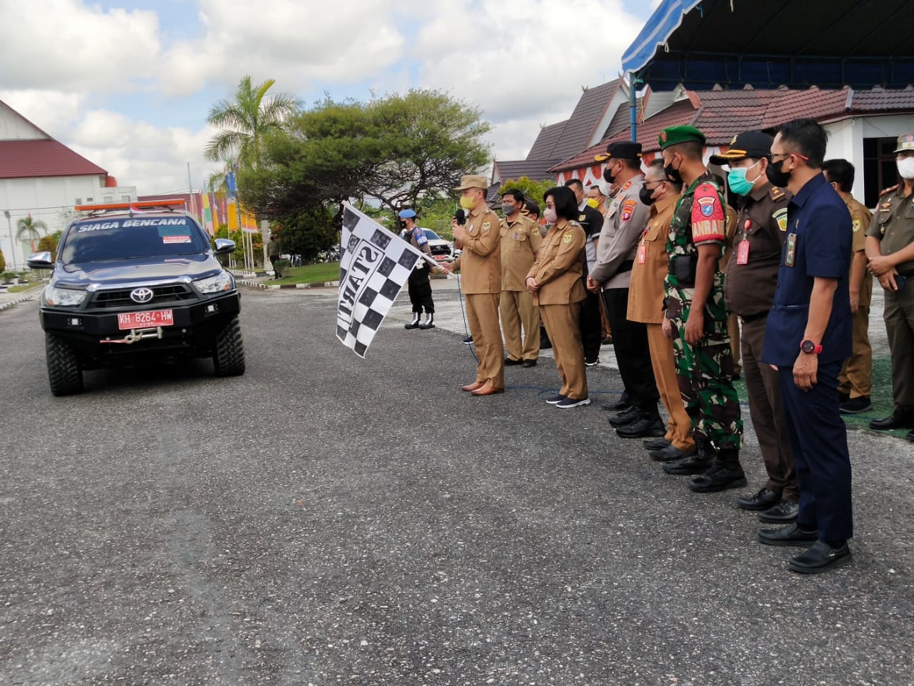 Bupati Gumas Periksa Pasukan Pengamanan dan Logistik Pilkades Serentak Gelombang I