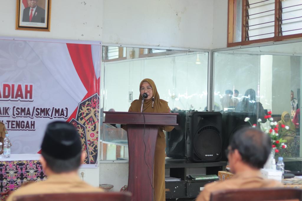 Kadispursip Kalteng Nunu Andriani Serahkan Hadiah Pemenang Lomba Perpustakaan SMA/SMK/MA Terbaik 2023