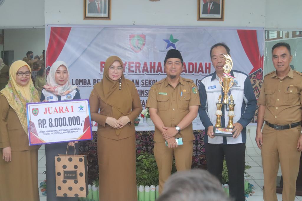 Kadispursip Kalteng Nunu Andriani Serahkan Hadiah Pemenang Lomba Perpustakaan SMA/SMK/MA Terbaik 2023