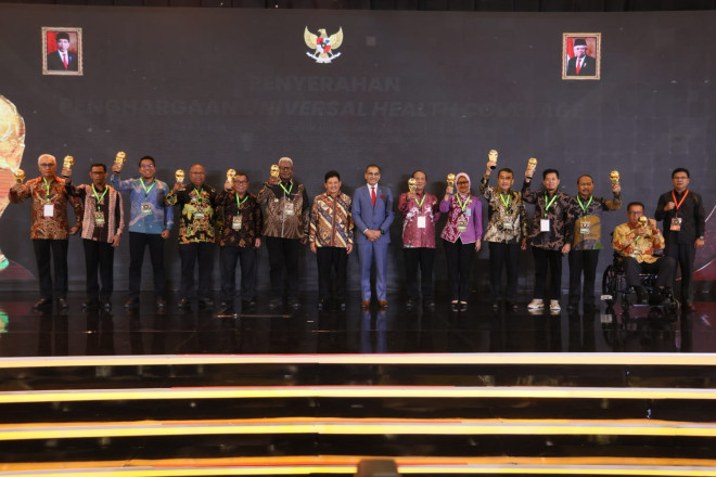 Pemkab Kobar Terima Penghargaan UHC Award Tahun 2024 Kategori Madya