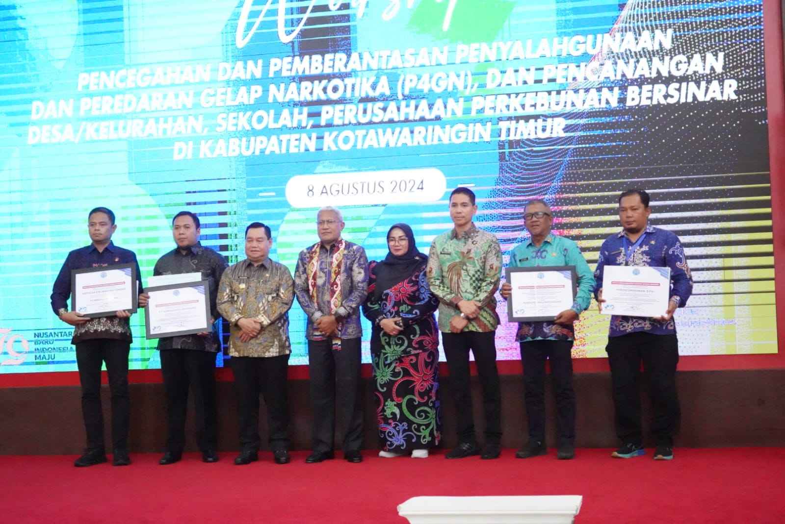 Kepala Badan Kesbangpol Prov. Kalteng Terima Penghargaan dari BNN RI