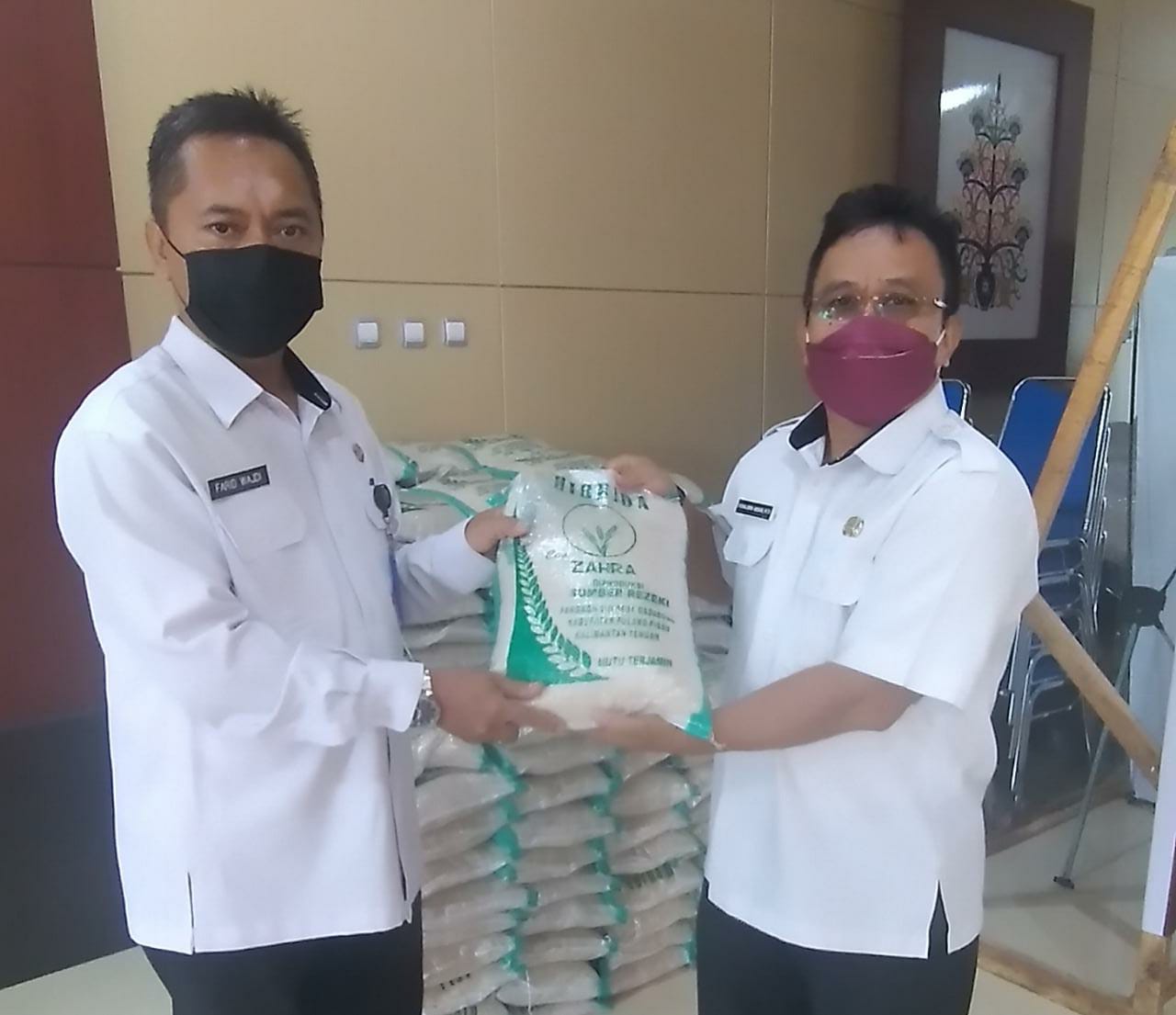 Dinas TPHP Prov Kalteng Berikan Bantuan 1 Ton Beras Untuk Korban Banjir di Kalteng