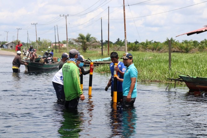 Beberapa Titik Ruas Jalan Tergenang Banjir, Dishub Kobar Pasang Delineator