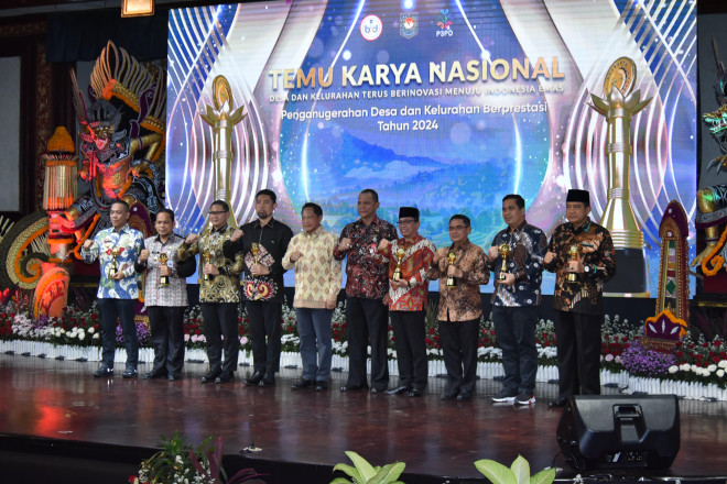 Pj Bupati Kobar Terima Penghargaan Upakarya Wanua Nugraha dari Mendagri