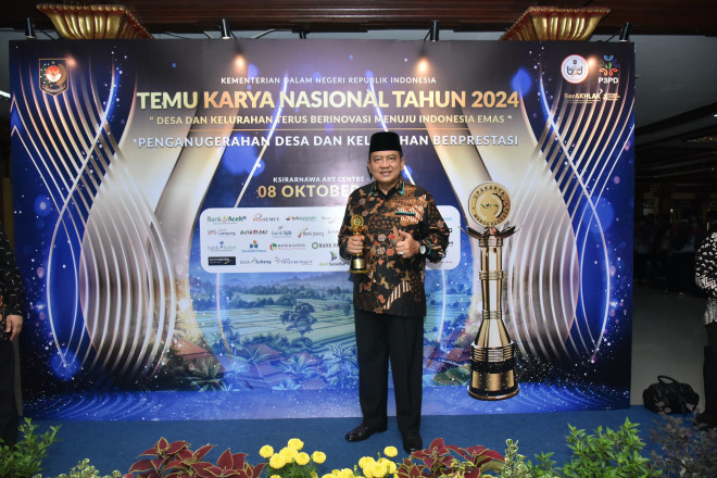 Pj Bupati Kobar Terima Penghargaan Upakarya Wanua Nugraha dari Mendagri