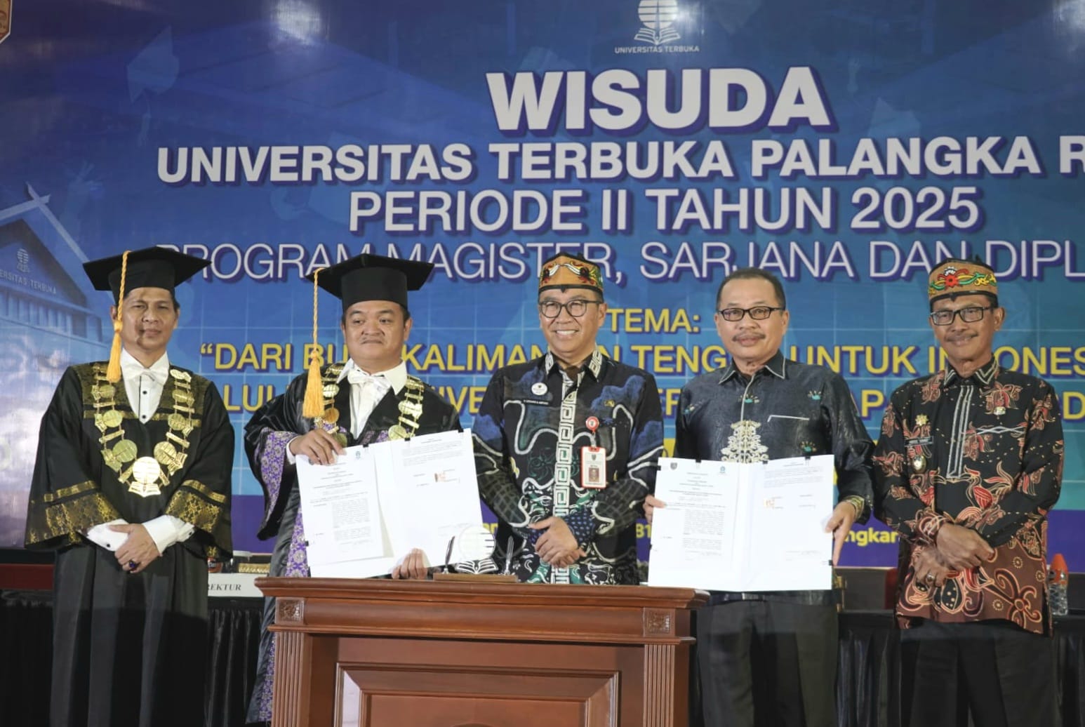Plt. Sekda Kalteng Wakili Gubernur pada Wisuda UT Palangka Raya, Tegaskan Komitmen Peningkatan SDM