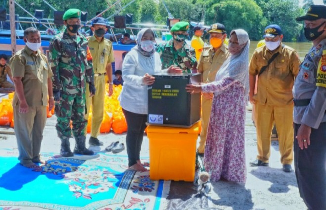 Bupati Kobar Serahkan Bantuan Peralatan Pengolahan Perikanan di Kecamatan Kolam