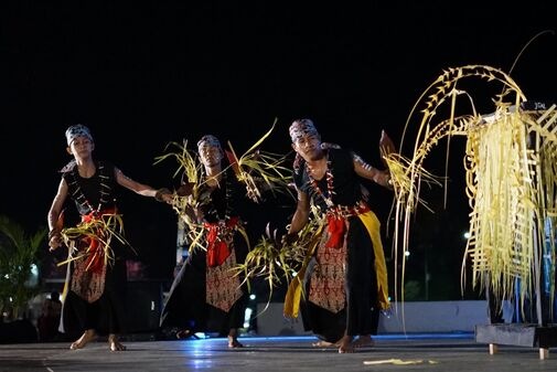 Antusias Masyarakat Saksikan Gelar Seni Budaya Kalimantan Tengah di Bundaran Besar