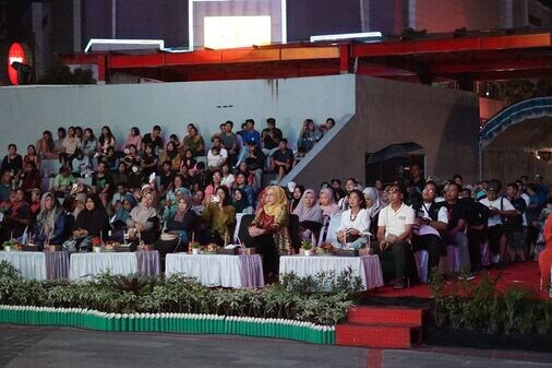 Antusias Masyarakat Saksikan Gelar Seni Budaya Kalimantan Tengah di Bundaran Besar