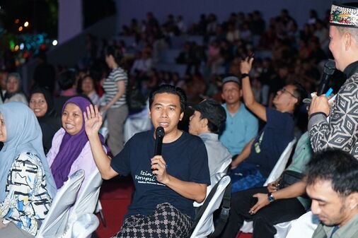 Antusias Masyarakat Saksikan Gelar Seni Budaya Kalimantan Tengah di Bundaran Besar
