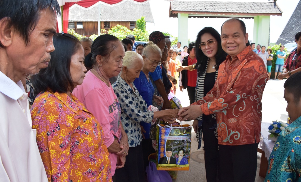 Sambut Natal, Pasar Murah Diserbu Warga