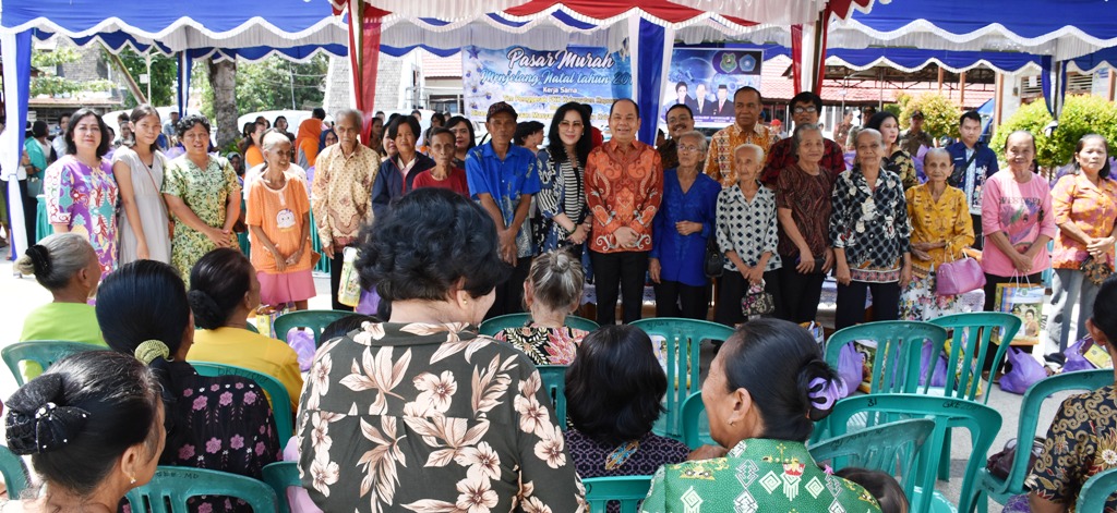 Sambut Natal, Pasar Murah Diserbu Warga