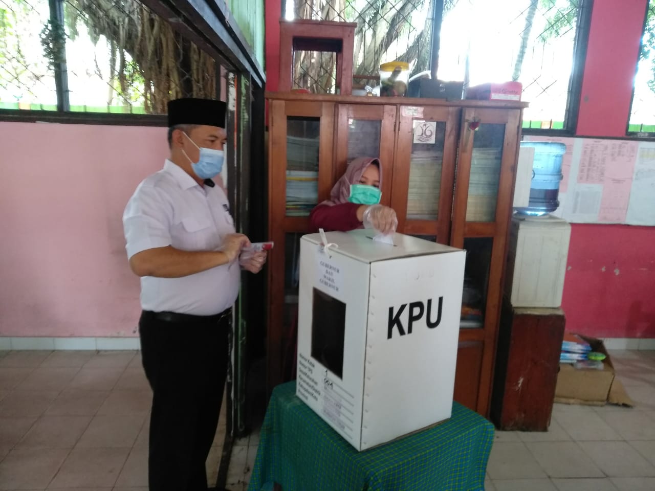 Sekda Prov. Kalteng Gunakan Hak Suara di  TPS 04, Kecamatan Jekan Raya, Kota Palangka Raya