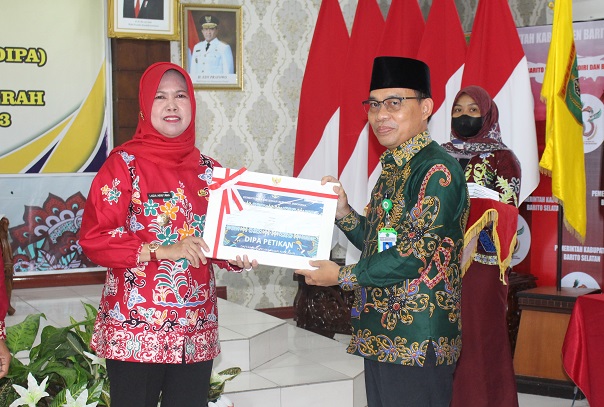 Pj. Bupati Serahkan DIPA dan Daftar Alokasi TKDD TA 2023 Lingkup Kab. Barsel