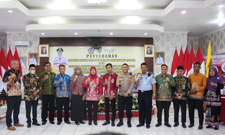 Pj. Bupati Serahkan DIPA dan Daftar Alokasi TKDD TA 2023 Lingkup Kab. Barsel