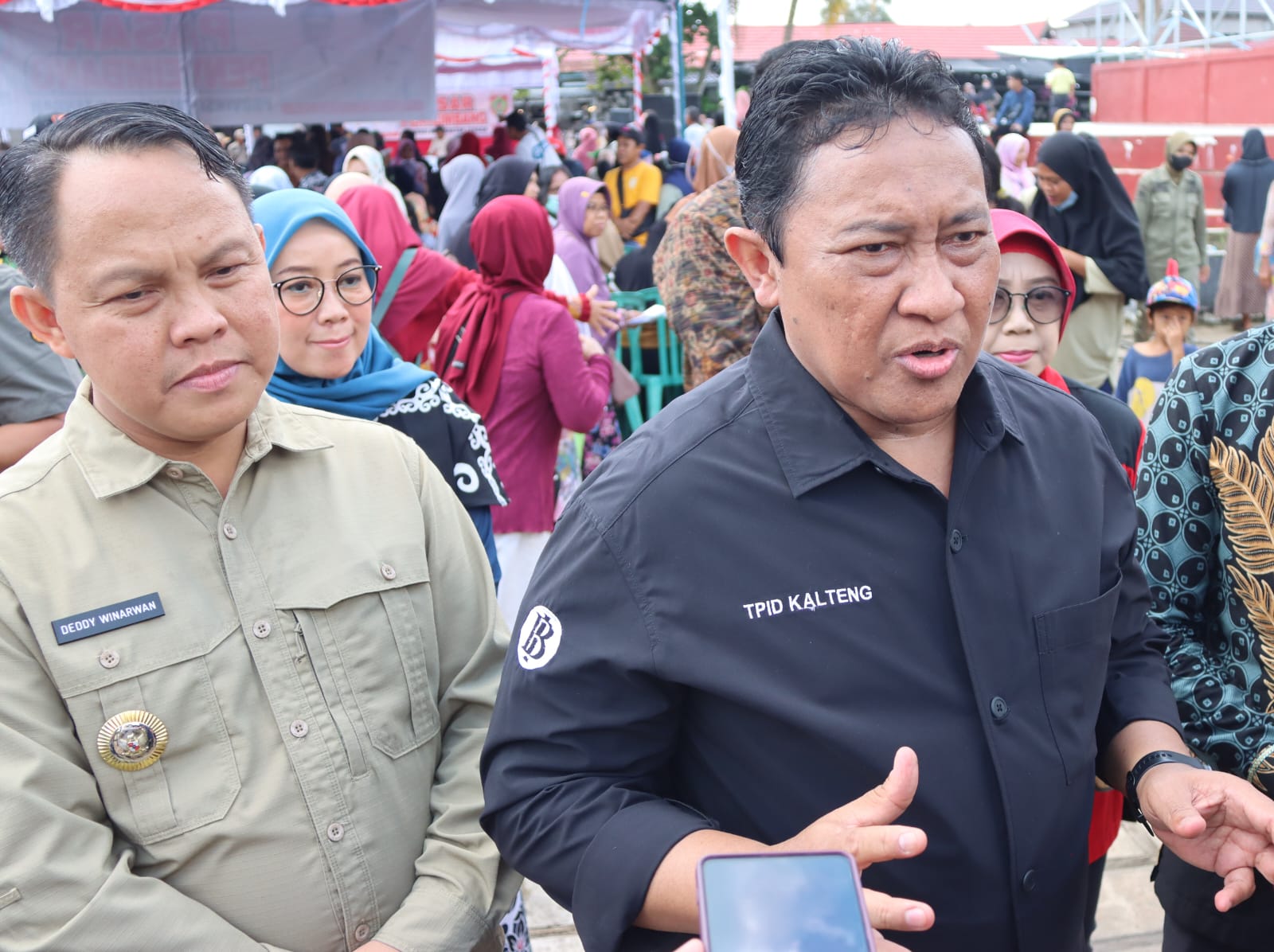 Pemprov Kalteng Serahkan 3.000 Paket Sembako Pada Pasar Penyeimbang di Taman Rusa Kabupaten Barsel