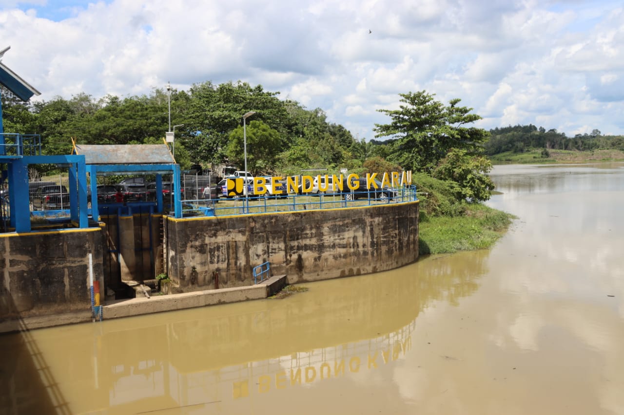 Tinjau Bendungan Karau Desa Natapin Kabupaten Barito Timur, Wagub Edy Pratowo Harapkan Produksi Padi Meningkat