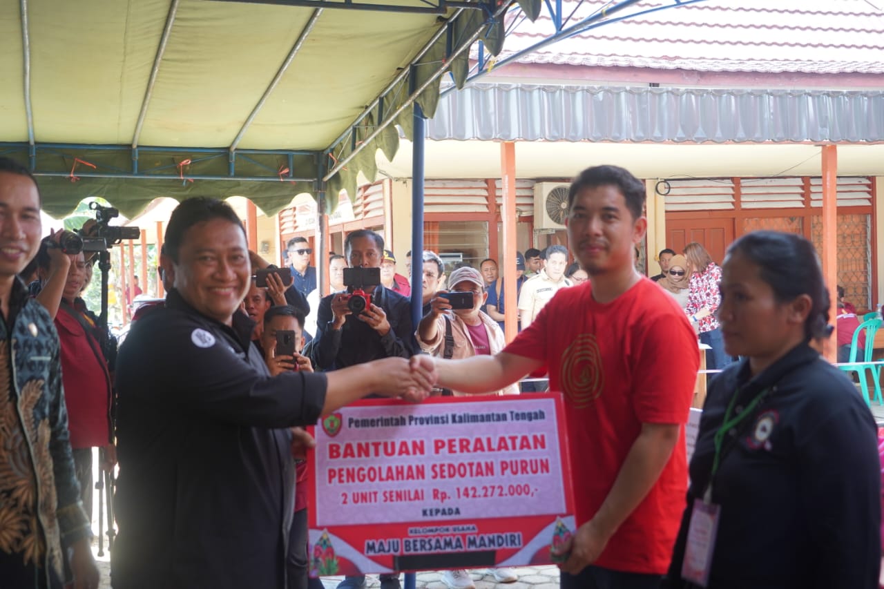 Wagub Edy Pratowo Buka Pasar Murah dan Pasar Penyeimbang di Pematang Karau Bartim