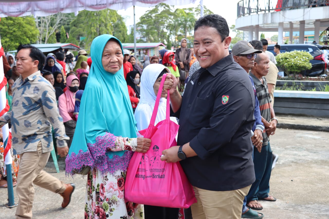 Pemprov Kalteng Serahkan 3.000 Paket Sembako Pada Pasar Penyeimbang di Taman Rusa Kabupaten Barsel