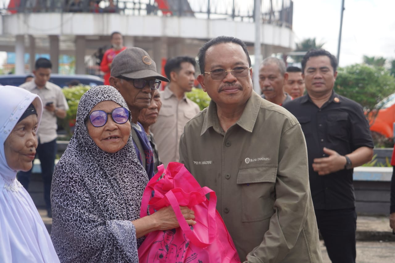 Pemprov Kalteng Serahkan 3.000 Paket Sembako Pada Pasar Penyeimbang di Taman Rusa Kabupaten Barsel