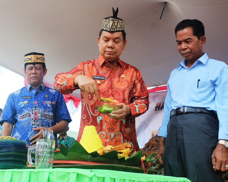 Bupati Hadiri HUT Desa Basuta Raya
