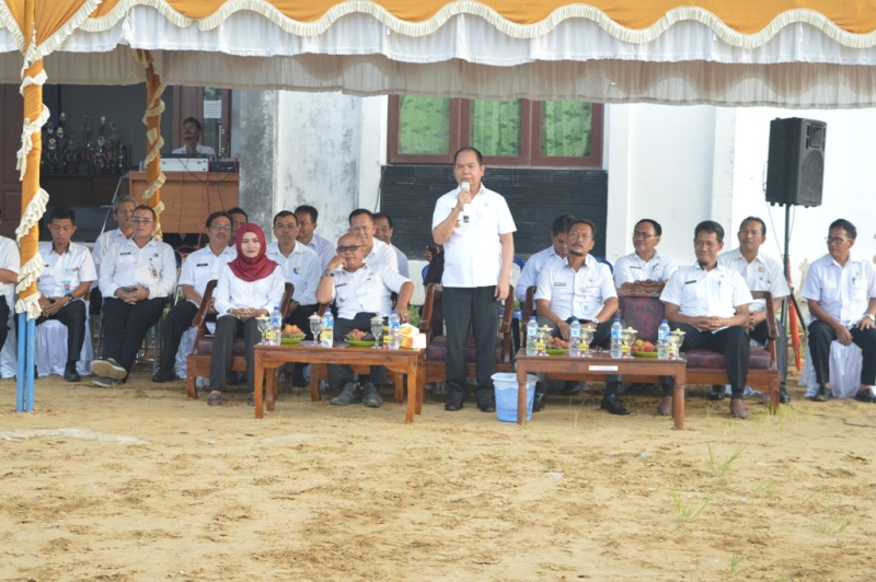 Bupati Serahkan Surat Tugas Plt Sekcam Tamban Catur